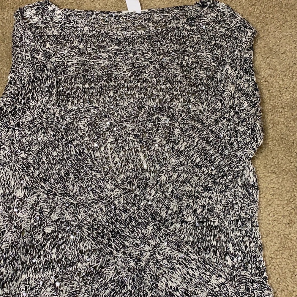 size m/l Q sweater.